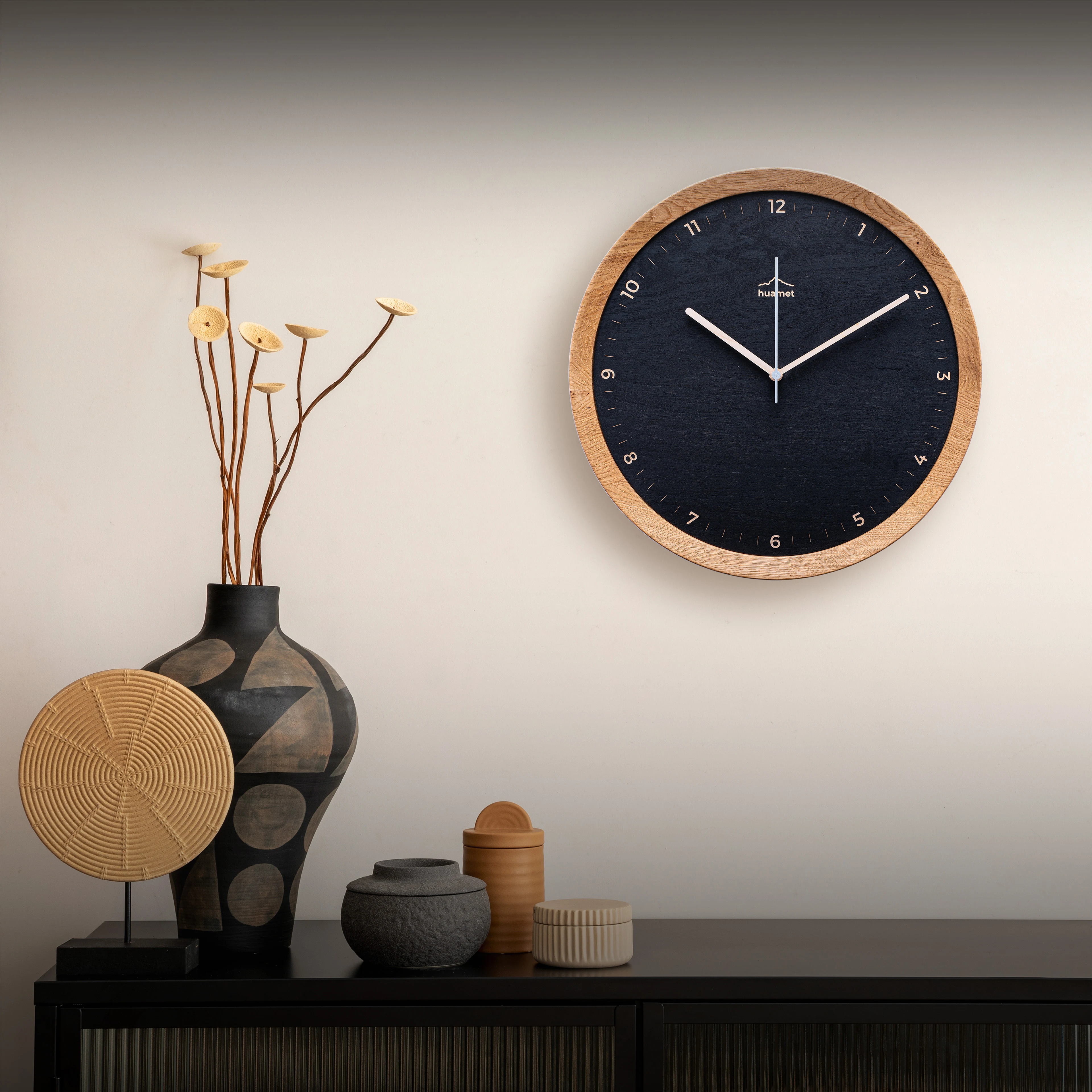 Wanduhr Black in Wohnzimmer
